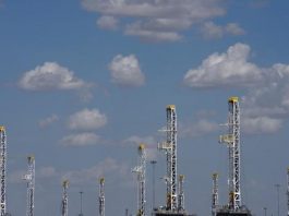 Oil drillers cut rigs for third week in a row: Baker Hughes | Reuters