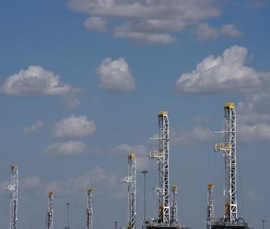 Oil drillers cut rigs for third week in a row: Baker Hughes | Reuters